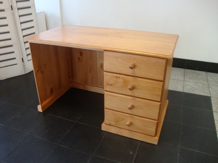 Colonial 4 Drawer Desk